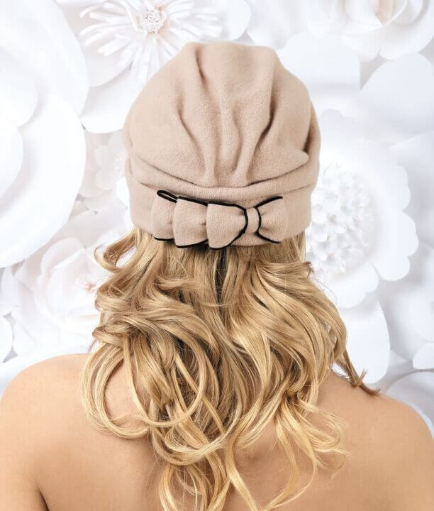 Caciula de dama din lana merinos cu strasuri si fundite decorative