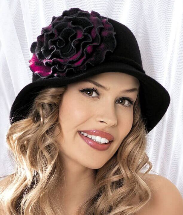 Caciula de dama stil palarie din lana merinos, cu rozeta supradimensionata