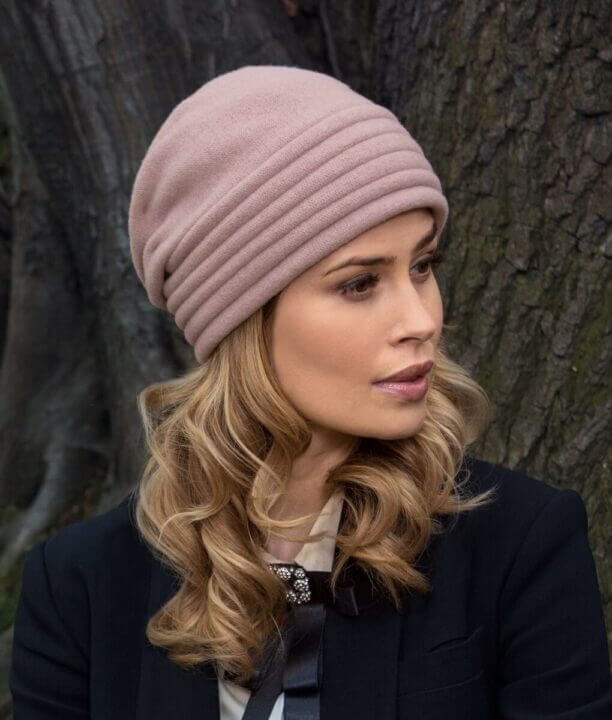 Caciula de dama Esala din lana merinos cu pliuri valurite si pliu larg la spate