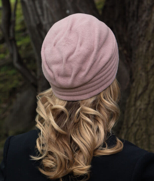 Caciula de dama din lana merinos, cu pliuri valurite si pliu decorativ la spate