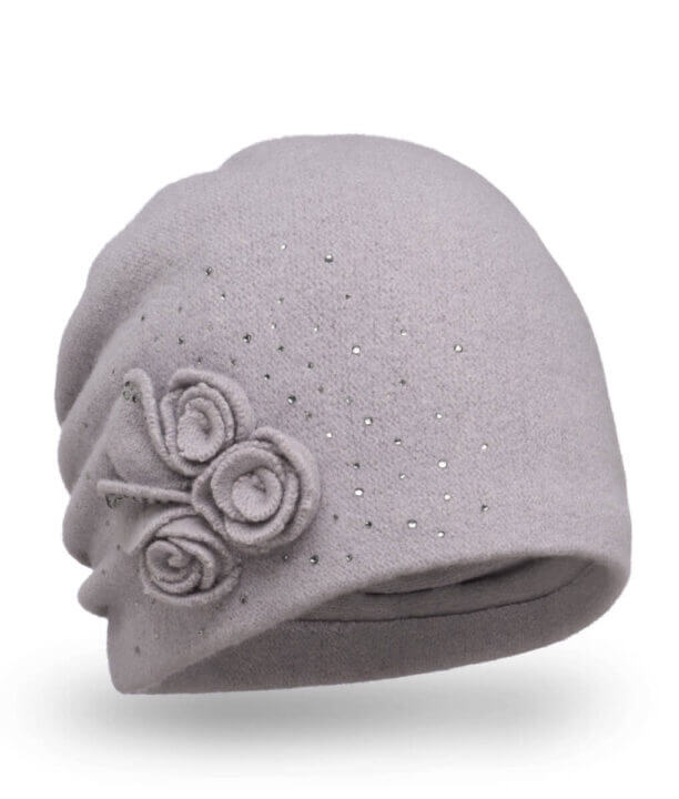 Caciula de dama din lana merinos, cu decor floral, strasuri si pliuri decorative