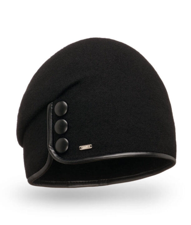 Caciula de dama din lana merinos, cu pliu larg la spate si nasturi decorativi