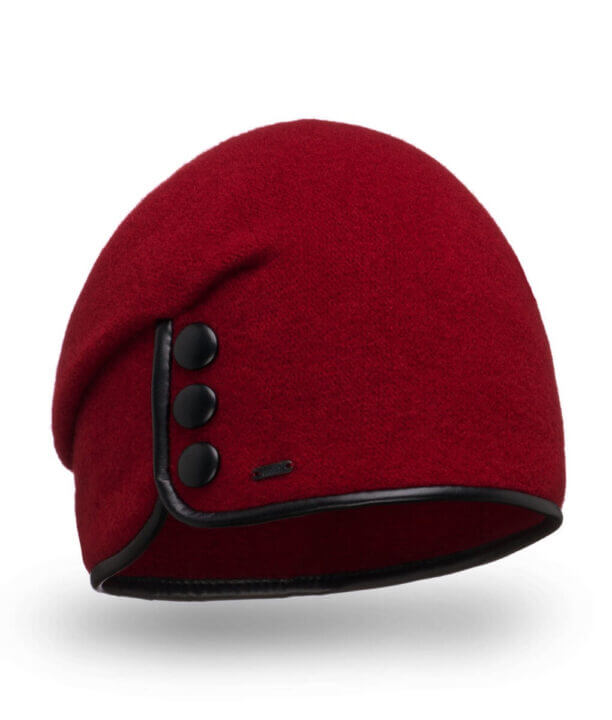 Caciula de dama din lana merinos, cu pliu larg la spate si nasturi decorativi