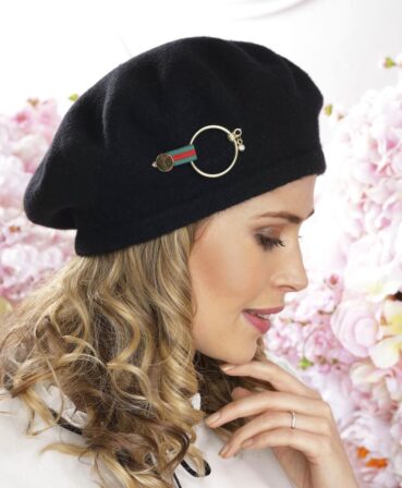 Caciula de dama tip bereta Sevian este un accesoriu vestimentar cu croiala clasica si accesorizare cu bun-gust. Potrivita pentru femeile de orice varsta!