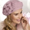Caciula de dama tip bereta eleganta Taura are croiala clasica si accesorizare fermecatoare cu flori stilizate, mici margele si strasuri. 100% Lana merinos
