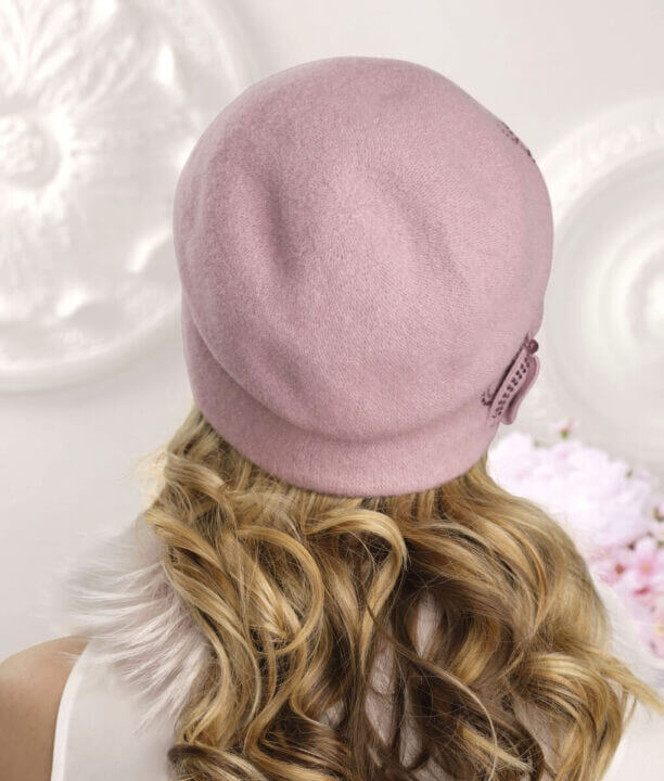 Caciula eleganta de dama Tauresa are design modern cu pliu amplu prins la spate si accesorizare de inspiratie florala completata cu strasuri si margele.