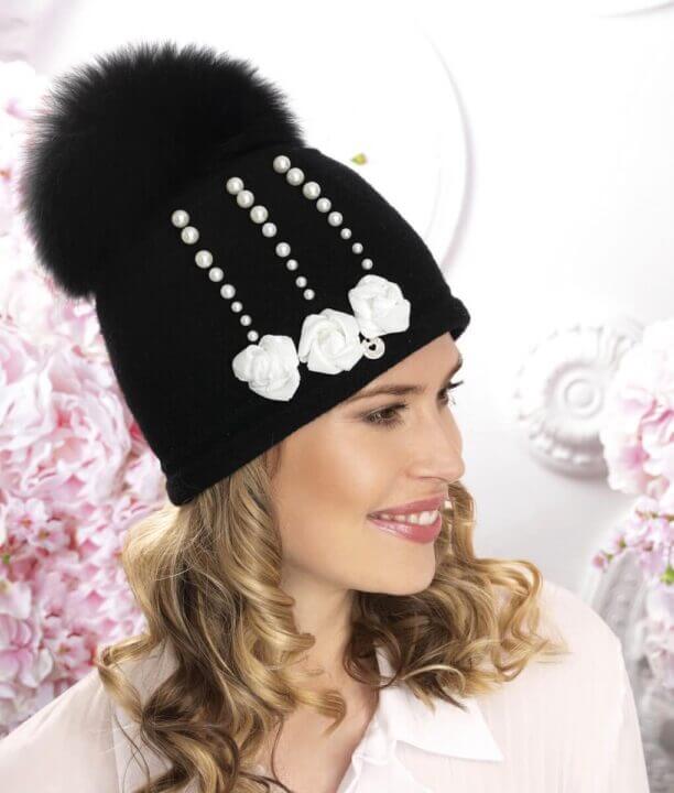 Caciula de dama cu pompon din blanita Tikola are design modern si accesorizare spectaculoasa cu perle contrastante si trandafiri din catifea. 100% Lana merinos