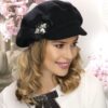 Caciula de dama tip bereta cu cozoroc Vienni este o piesa sarmanta din gama premium ce beneficiaza de o accesorizare cu bun-gust. 100% Lana merinos