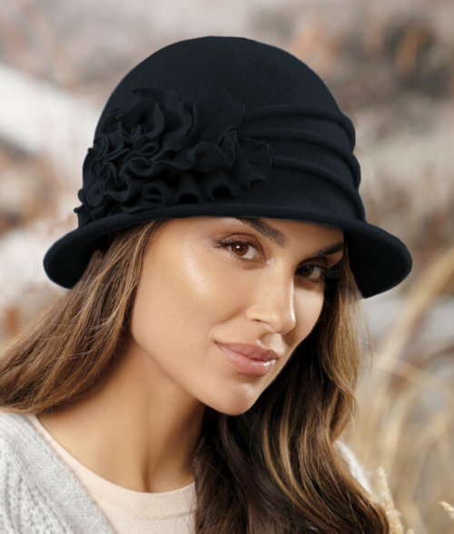 Caciula de dama stil palarie din lana merinos cu aplicatie florala si pliuri decorative