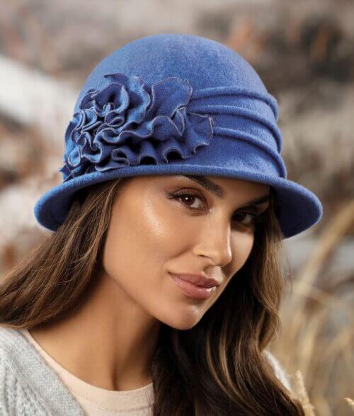 Caciula de dama stil palarie din lana merinos cu aplicatie florala si pliuri decorative