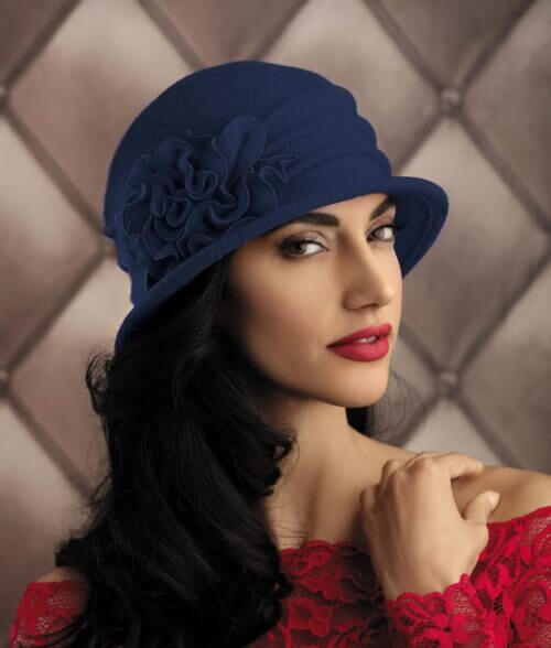 Caciula de dama stil palarie din lana merinos cu aplicatie florala si pliuri decorative