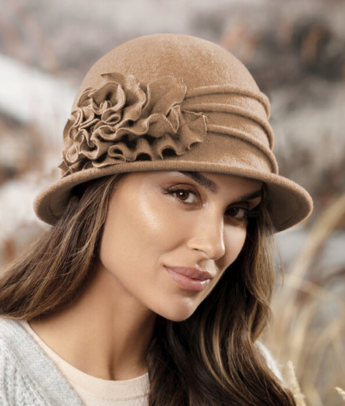 Caciula de dama stil palarie din lana merinos cu aplicatie florala si pliuri decorative