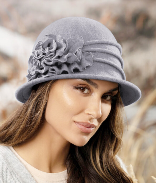 Caciula de dama stil palarie din lana merinos cu aplicatie florala si pliuri decorative