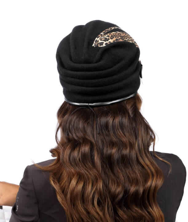 Caciula de dama in nuanta neagra, din lana merinos, cu fundita stilizata si benzi animal print