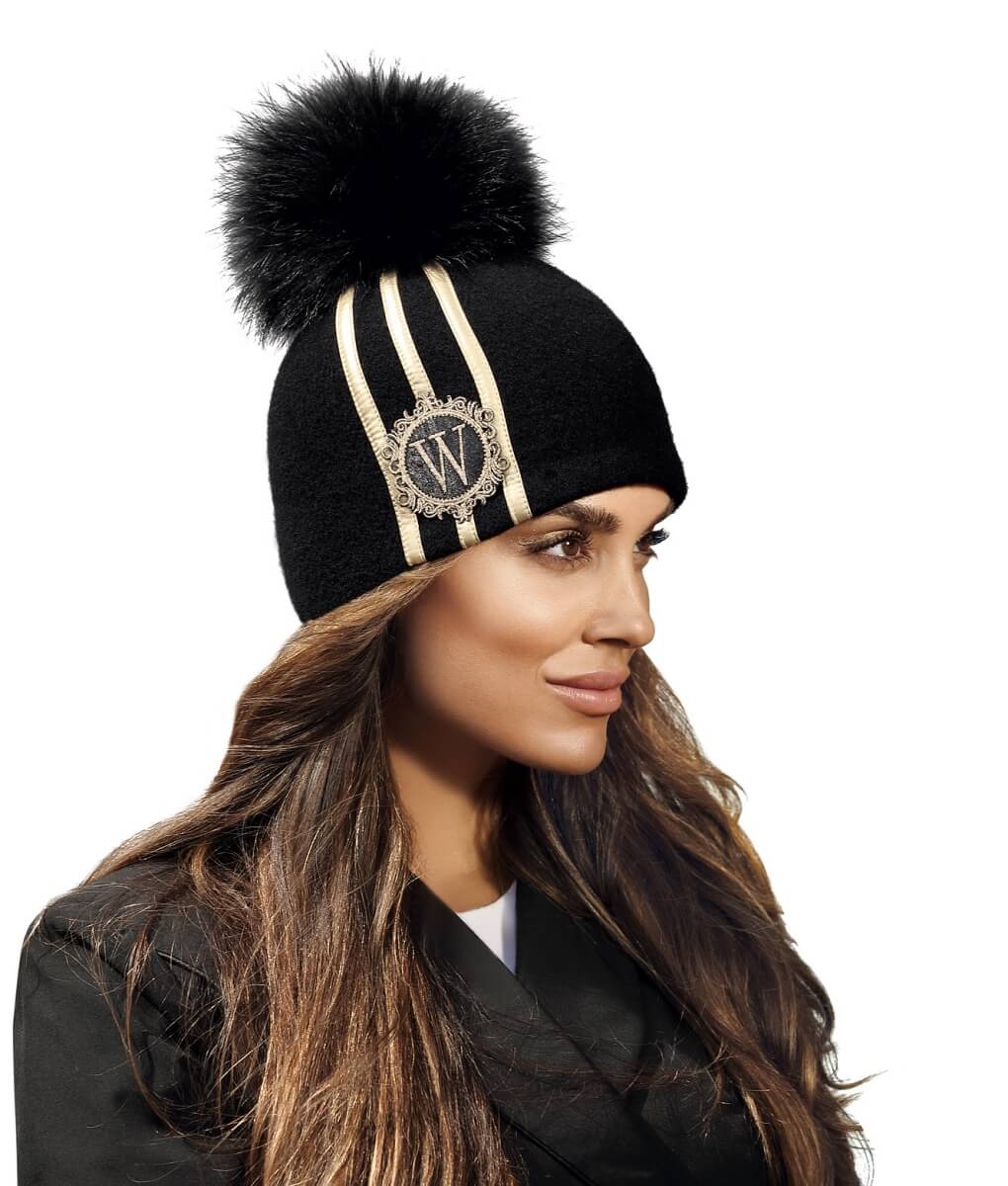 Caciula de dama cu pompon din blanita Pomata neagra din lana merinos cu emblema si benzi decorative