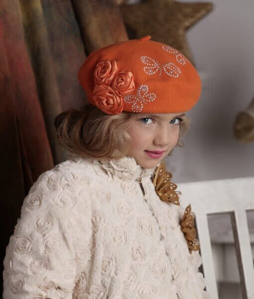 Caciula pentru fetite tip bereta din tricot din lana merinos cu elemente florale si fluturi cu strasuri