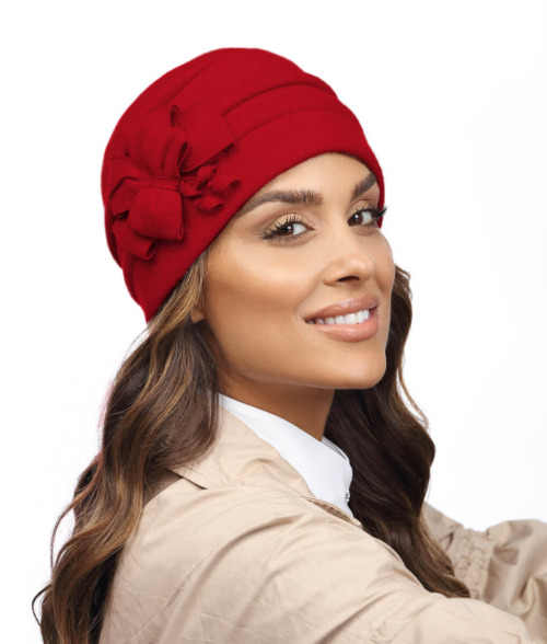 Caciula de dama din tricot din lana merinos cu fundita stilizata si cusaturi decorative