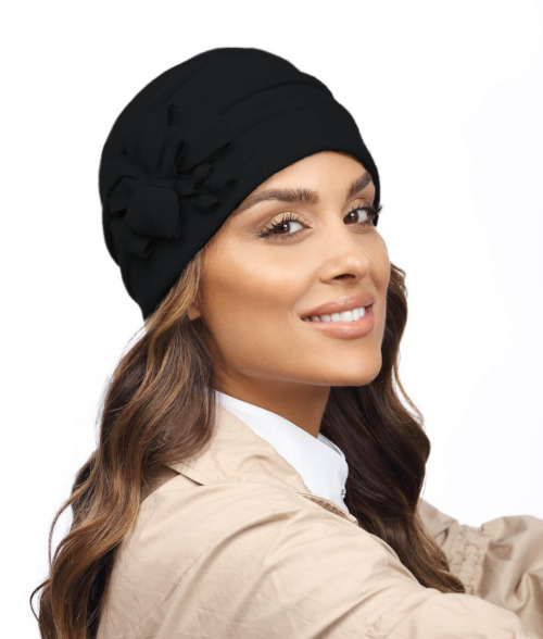 Caciula de dama din tricot din lana merinos cu fundita stilizata si cusaturi decorative