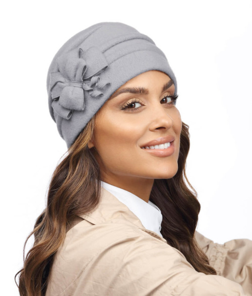 Caciula de dama din tricot din lana merinos cu fundita stilizata si cusaturi decorative