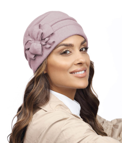 Caciula de dama din tricot din lana merinos cu fundita stilizata si cusaturi decorative