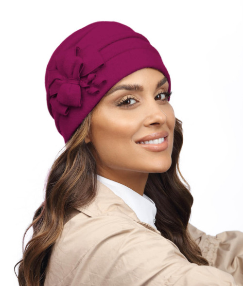 Caciula de dama din tricot din lana merinos cu fundita stilizata si cusaturi decorative