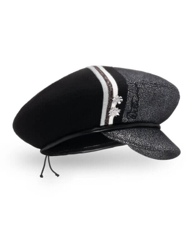 Caciula de dama tip bereta cu cozoroc din tricot din lana merinos cu irizatii argintii si brose din cristale