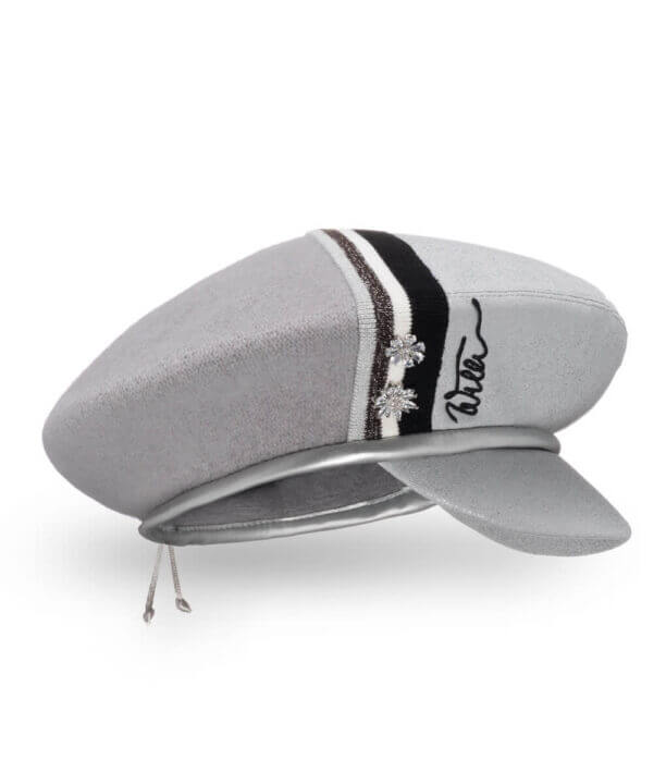 Caciula de dama tip bereta cu cozoroc din tricot din lana merinos cu irizatii argintii si brose din cristale