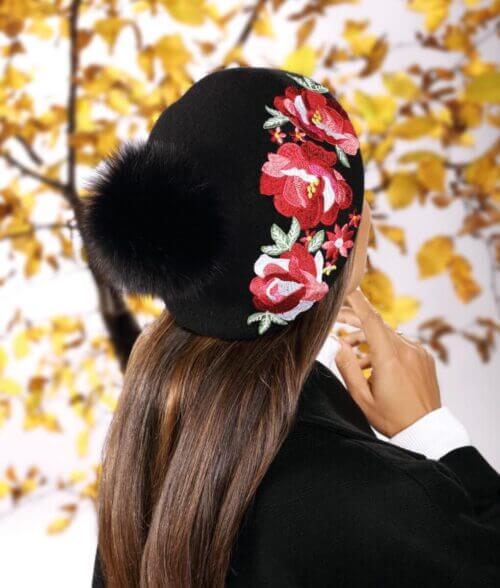 Bereta de dama neagra din lana merinos, cu pompon din blanita si broderie florala