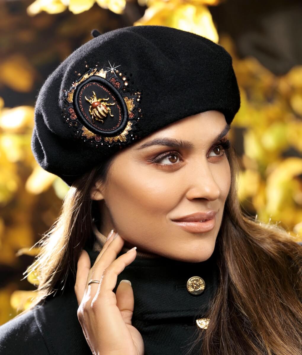Caciula de dama tip bereta eleganta Noni neagra din lana merinos cu broderie orientala, brosa aurie si strasuri