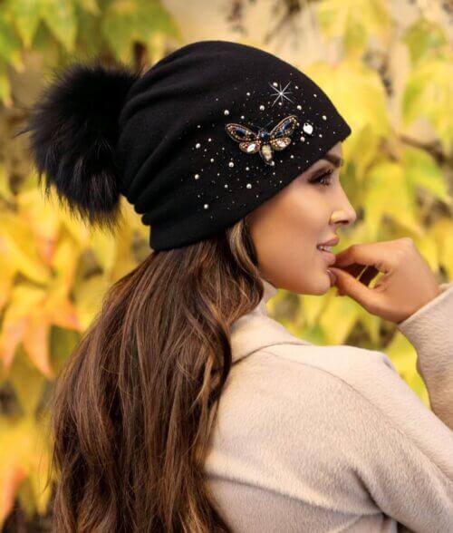 Caciula de dama neagra din lana merinos, cu pompon din blanita, fluture brodat, cristale si strasuri