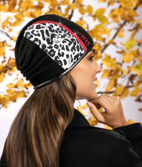 Caciula de dama neagra din lana merinos, cu pliuri decorative, insertie animal print si strasuri