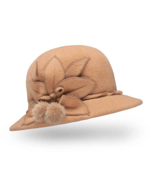 Caciula de dama stil palarie din lana merinos, cu aplicatie florala si ciucuri din blanita naturala