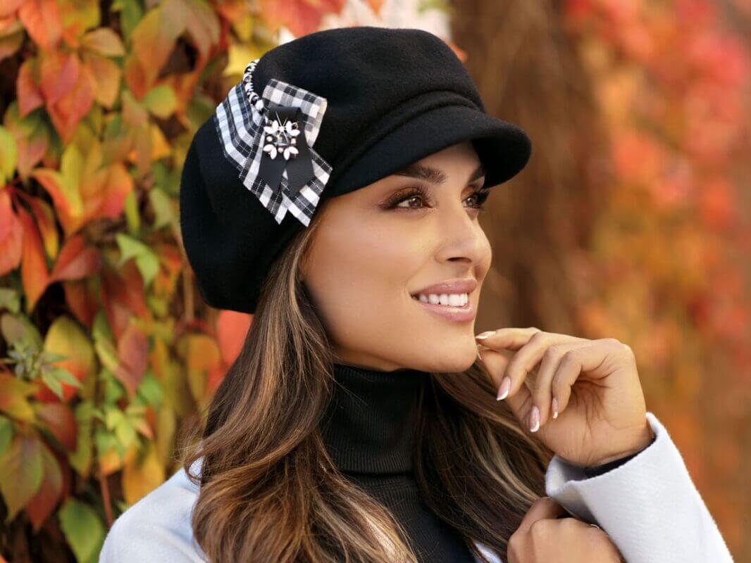 Șepci elegante pentru doamne – berete cu cozoroc și căciuli cu cozoroc din lână merinos