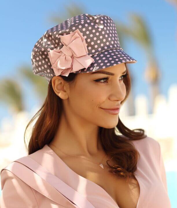 Sapca de dama de vara in nuanta roz pudrat, cu buline si fundita stilizata