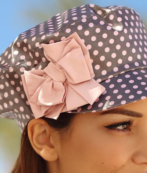 Sapca de dama de vara in nuanta roz pudrat, cu buline si fundita stilizata