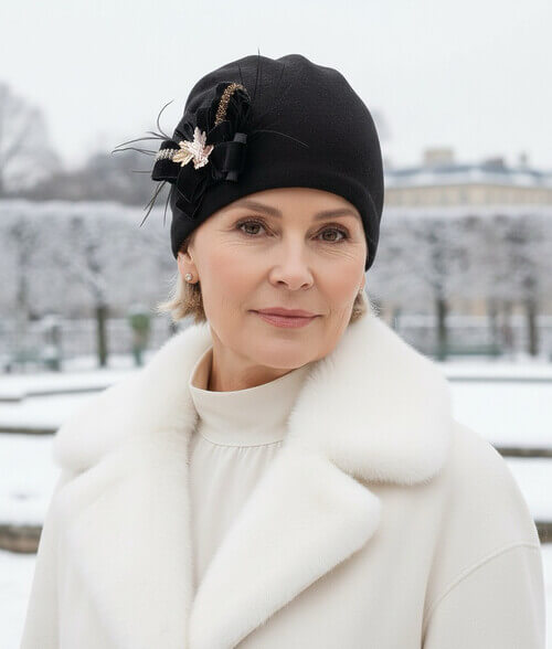 Caciula eleganta de dama in nuanta neagra, din lana merinos, cu pene, fundite si broderie