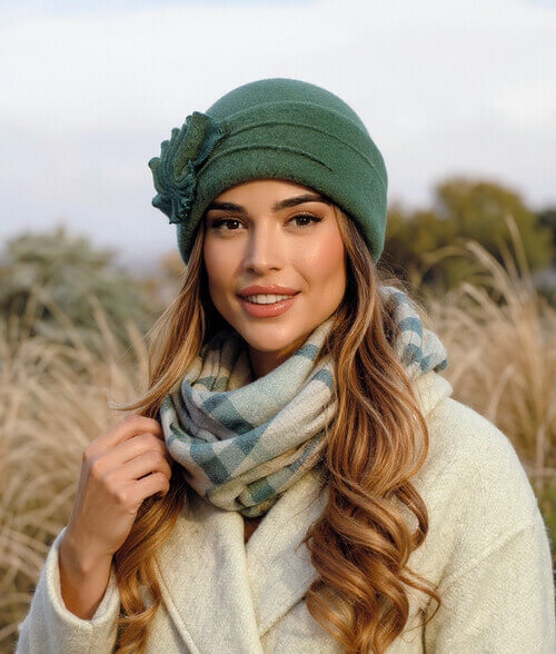 Caciula de dama in nuanta verde inchis, din lana merinos, cu bordura asimetrica si evantai stilizat