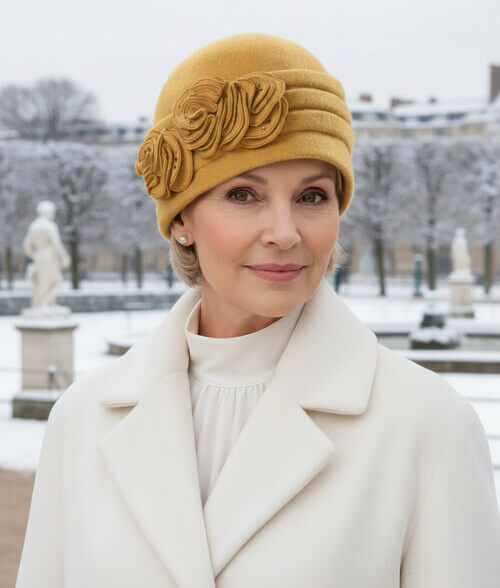 Caciula de dama in nuanta galben mustar, din lana merinos, cu pliuri decorative si aplicatie cu strasuri