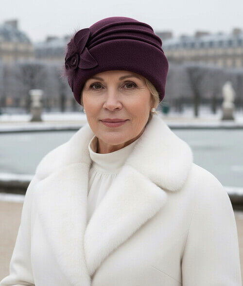 Caciula eleganta de dama in nuanta violet inchis, din lana merinos, cu flori stilizate si margele