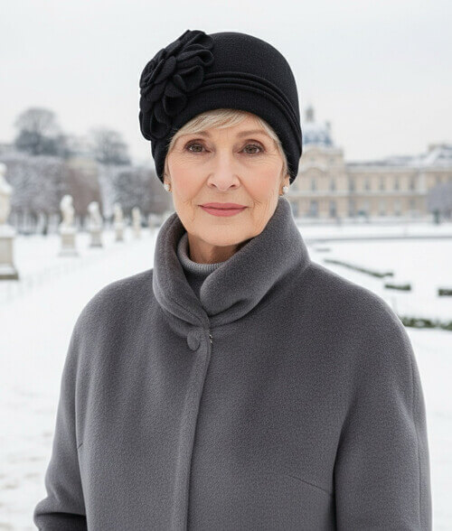 Caciula de dama in nuanta neagra, din lana merinos, cu floare laterala aplicata