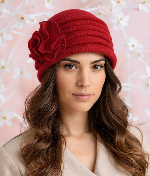 Caciula eleganta de dama in nuanta rosie, din lana merinos, cu floare stilizata