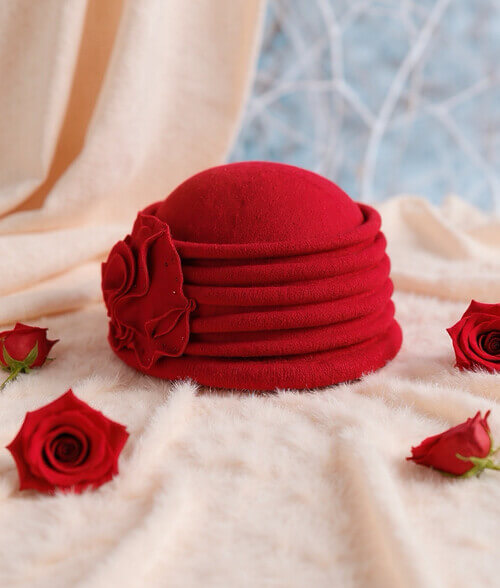 Caciula eleganta de dama in nuanta rosie, din lana merinos, cu floare stilizata