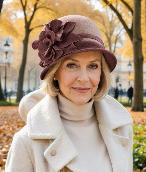 Caciula de dama stil palarie in nuanta caramel, din lana merinos, cu decor floral lateral