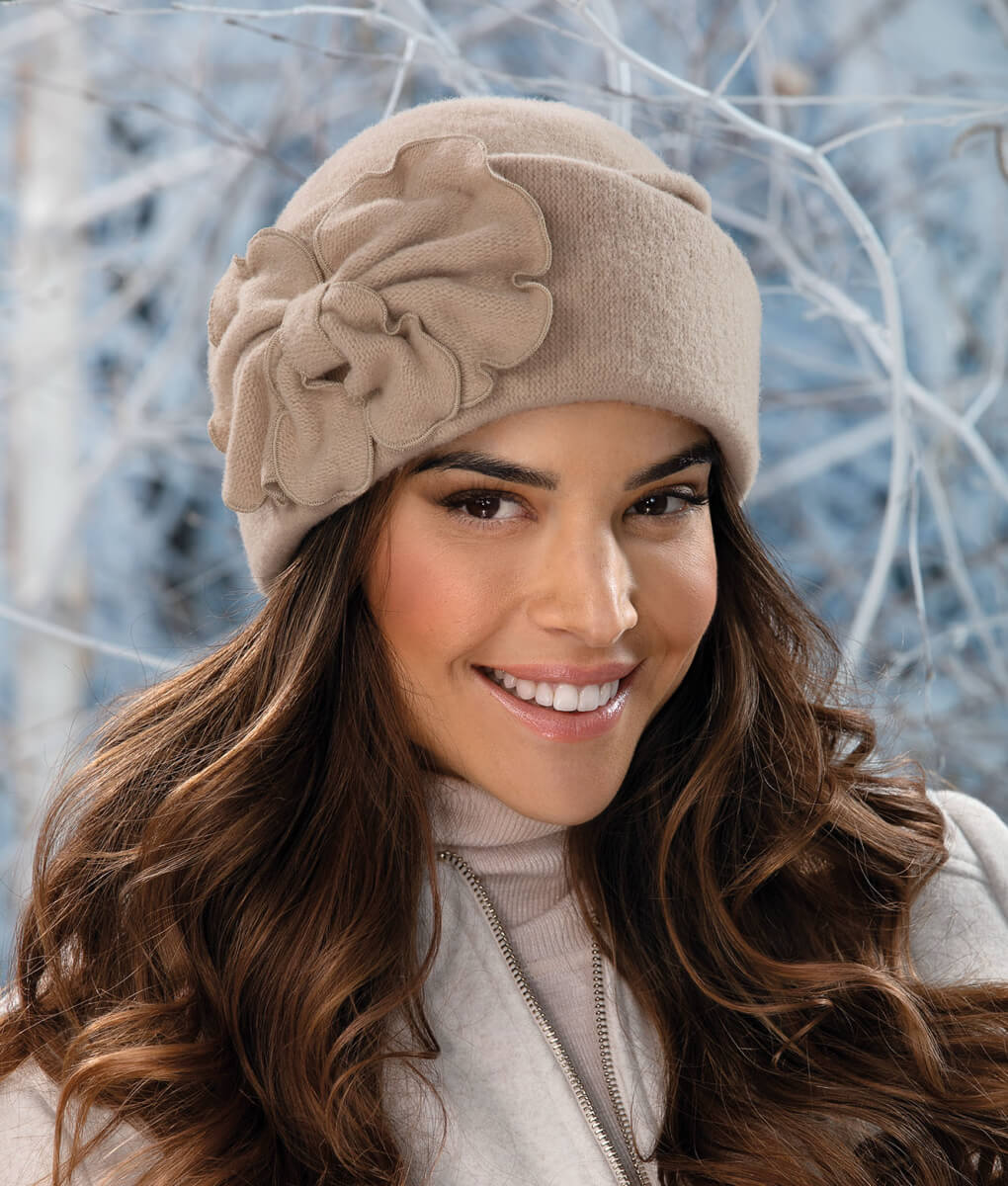 Caciula de dama Barsa 2 bej din lana merinos cu funda stilizata din tricot