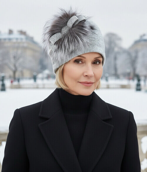 Caciula eleganta de dama in nuanta gri, din lana merinos, cu blanita naturala, funda stilizata si strasuri