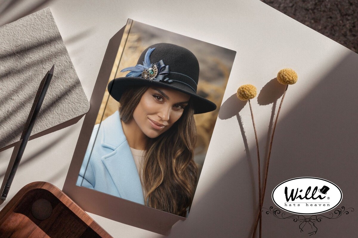 Pălărie elegantă de damă WILLI decorată cu pene și detalii rafinate