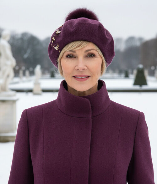 Caciula de dama tip bereta cu pompon din blanita in nuanta violet inchis, din lana merinos, cu brose albina si strasuri