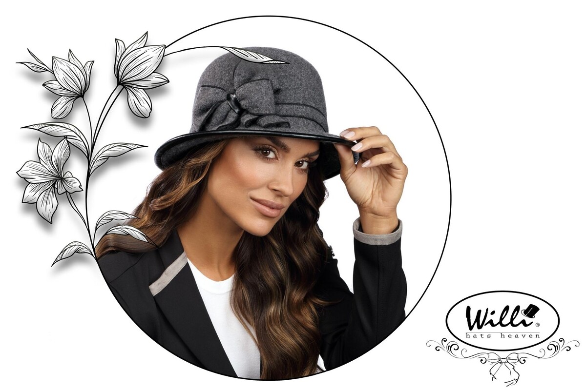 Pălărie elegantă inspirată de secolul XVIII, decorată cu pene și detalii baroce